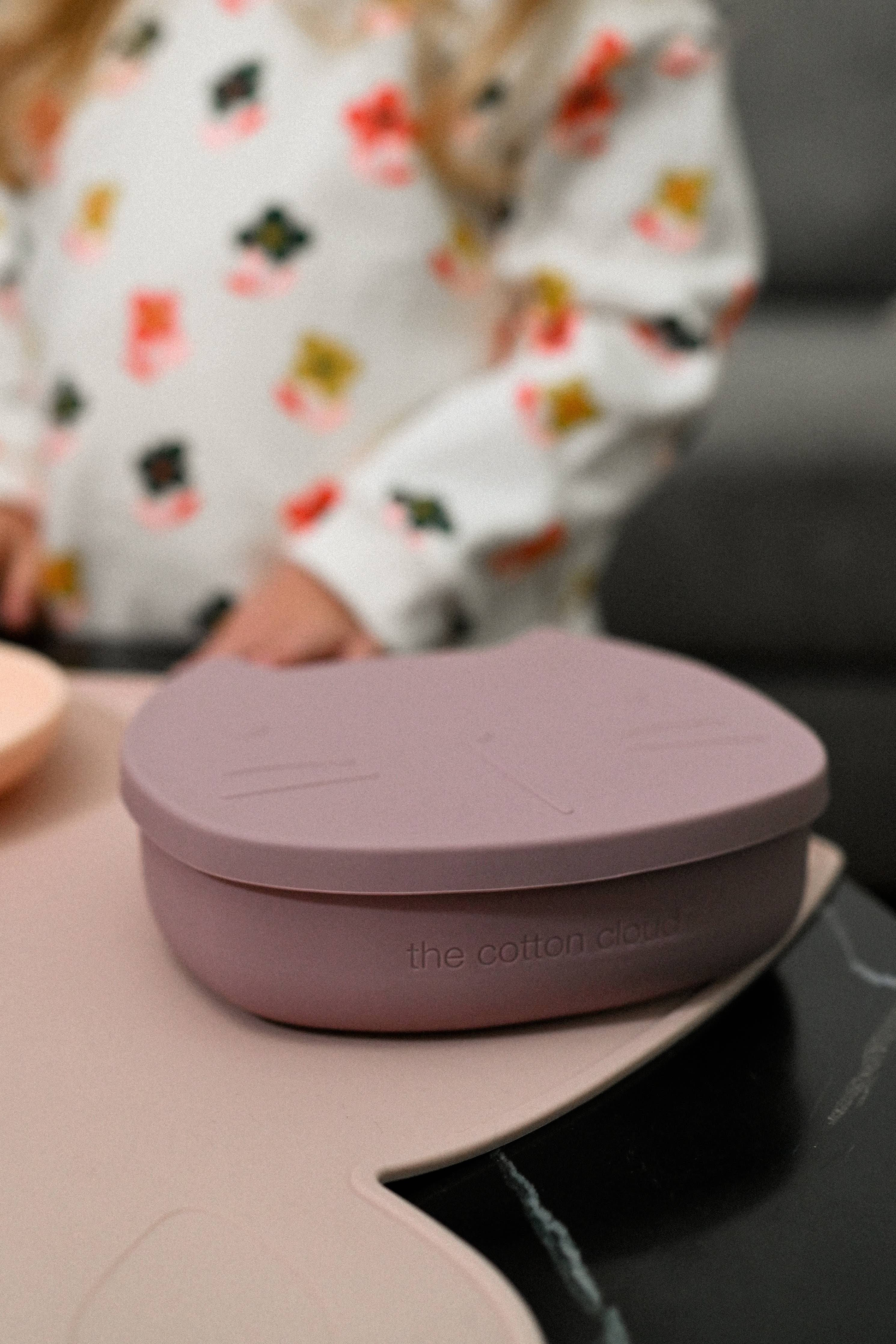 Silikon Lunchbox Pippa die Katze mauve, robuste Brotdose mit Trennfächern, Deckel als Teller nutzbar, perfekt für Kindergarten und Schule.