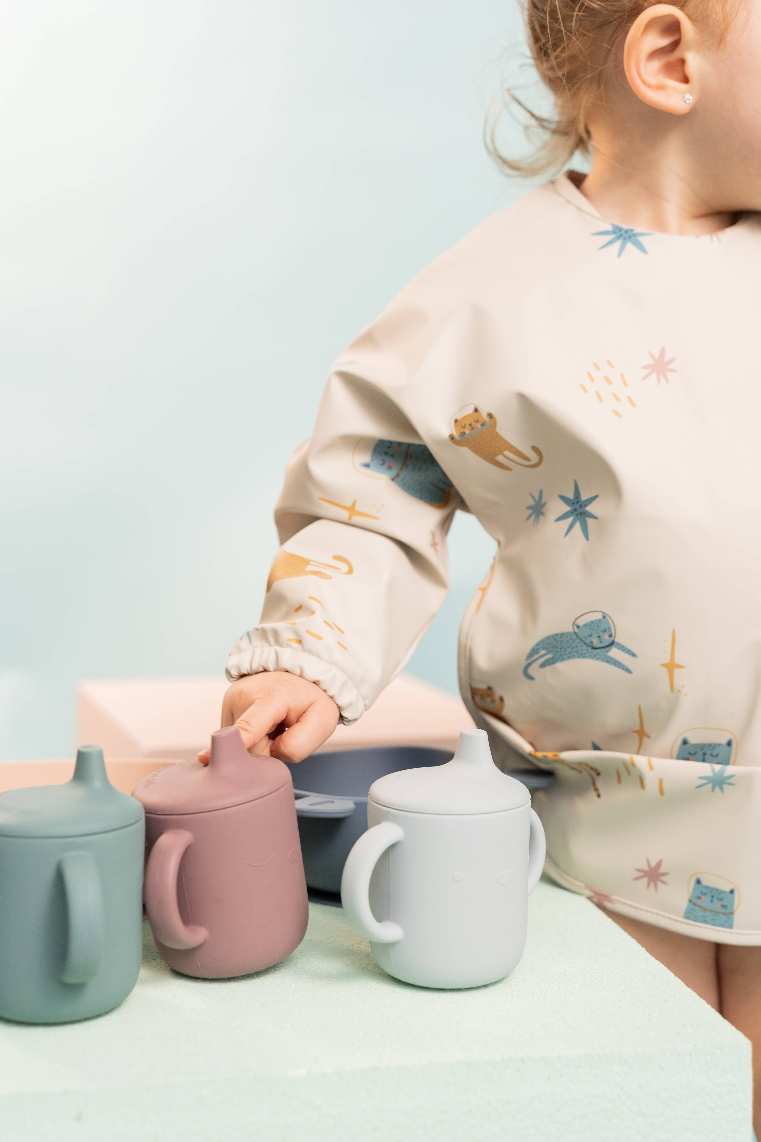 Silikon Schnabeltassen Set Indigo/Himmel, auslaufsichere Babybecher mit Griffen, nutzbar als Trinklernbecher oder Snackbecher für Kleinkinder.