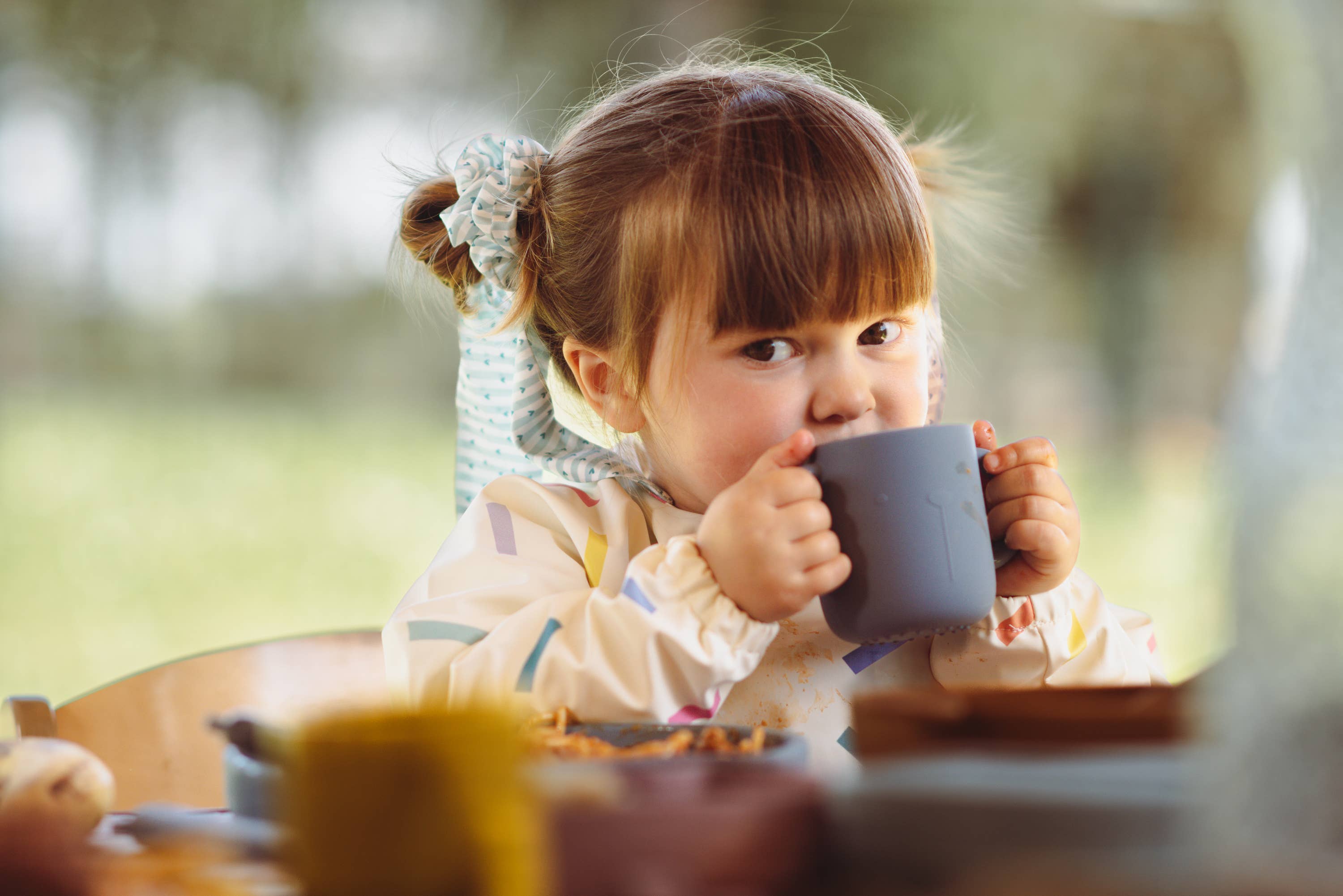 Silikon Schnabeltassen Set Indigo/Himmel, auslaufsichere Babybecher mit Griffen, nutzbar als Trinklernbecher oder Snackbecher für Kleinkinder.