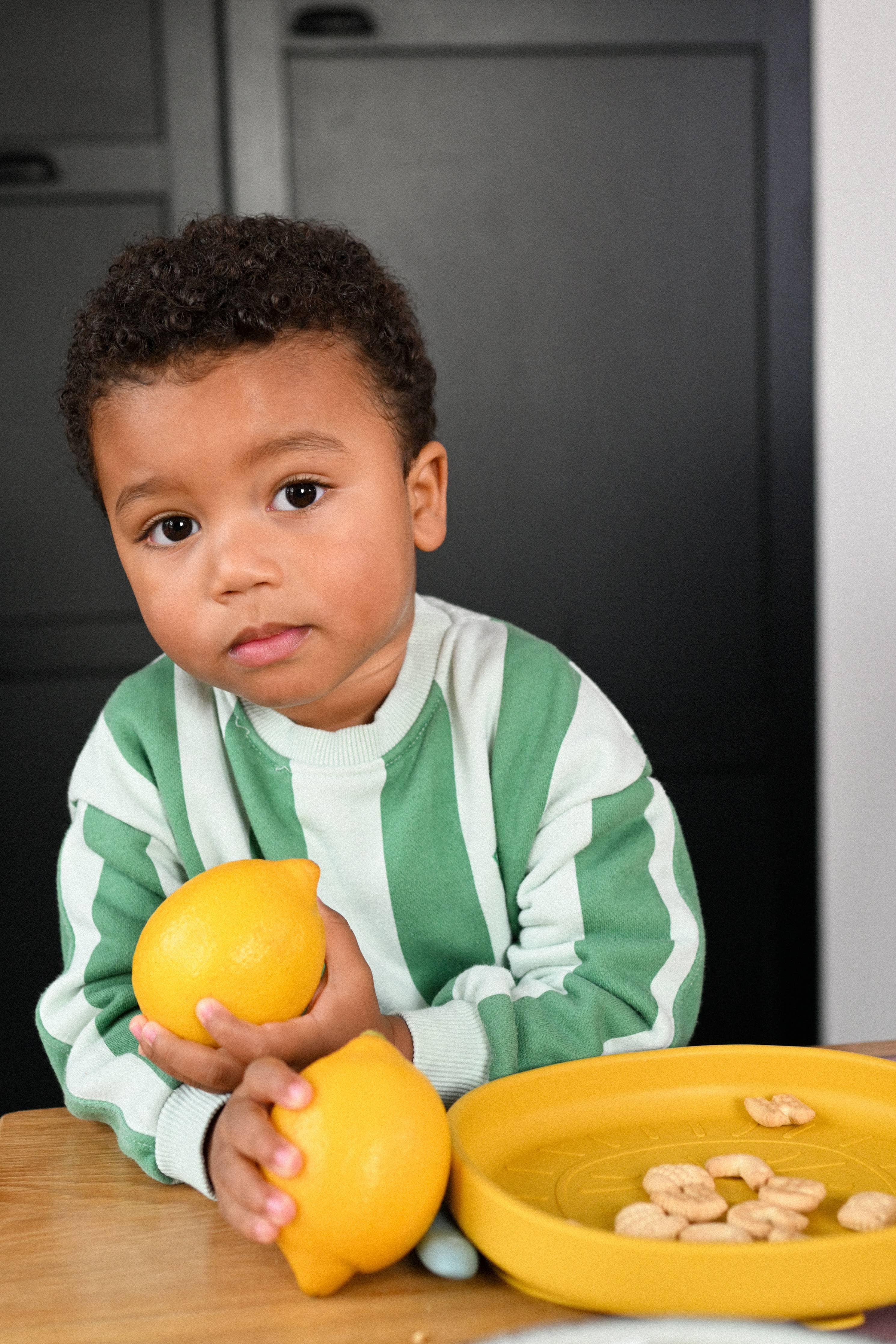 Silikonteller Alfie the Lion Senf mit starkem Saugfuß, kindersicher, robust und leicht zu reinigen, ideal zum selbstständigen Essen lernen.