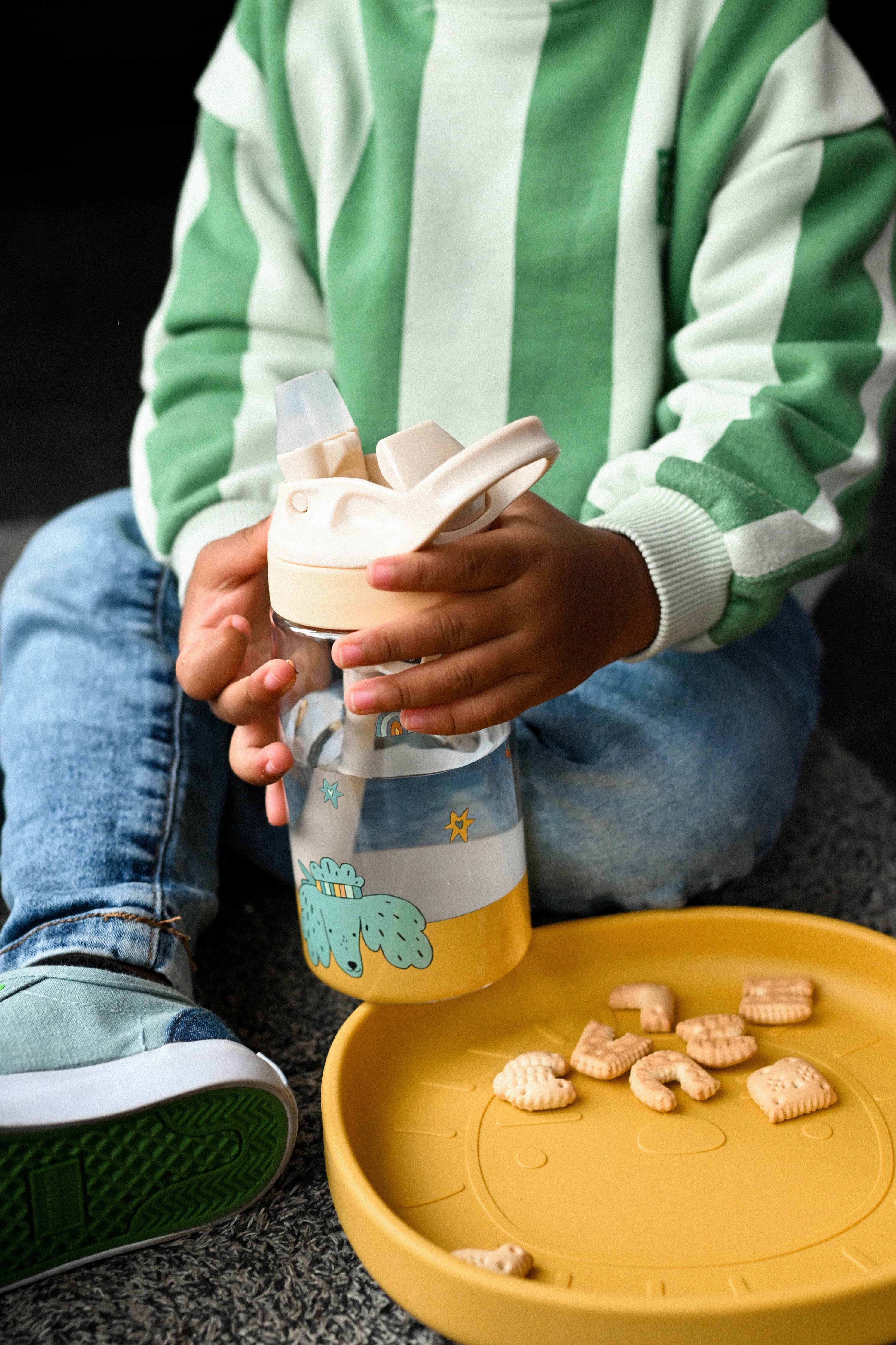 Silikonteller Alfie the Lion Senf mit starkem Saugfuß, kindersicher, robust und leicht zu reinigen, ideal zum selbstständigen Essen lernen.