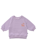Fliederfarbenes Kinder-Sweatshirt 6 am Club Mini & Me Edition mit Print aus Milchtüte, Croissant, Herzchen und orangem Schriftzug.