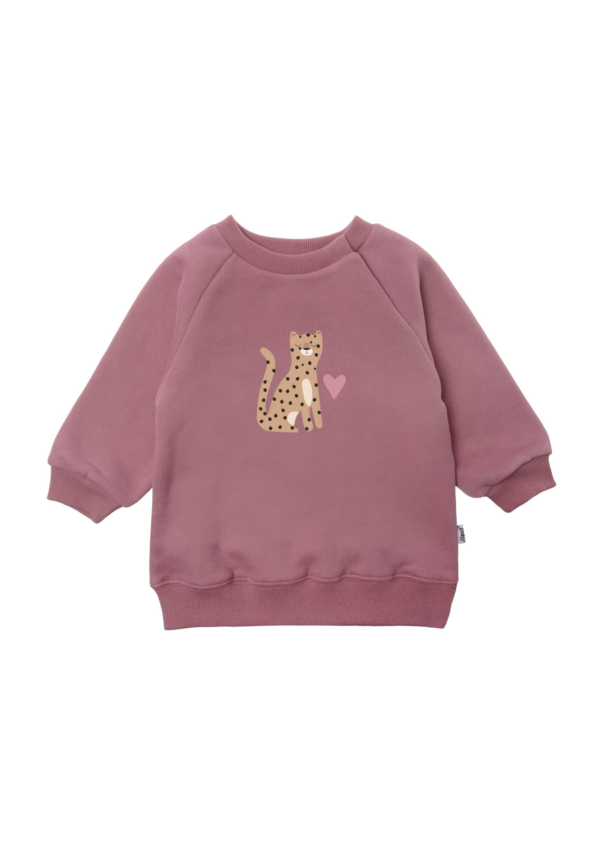 Baby Sweatshirt in Rosé mit Leopard-Print, aus 80% Baumwolle und 20% Polyester, weiche Ribbündchen an Ärmeln, Druckknöpfe am Halsausschnitt.