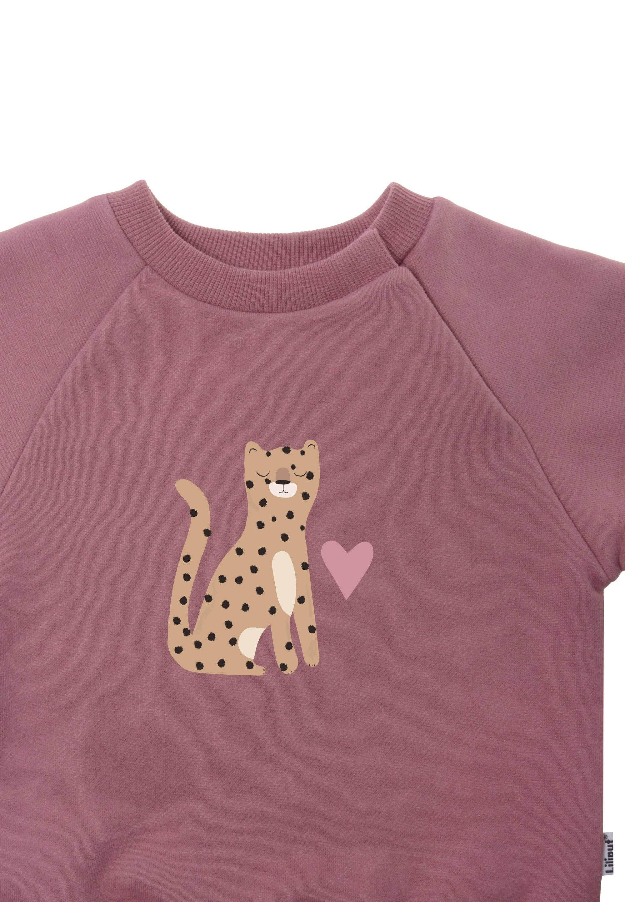 Baby Sweatshirt in Rosé mit Leopard-Print, aus 80% Baumwolle und 20% Polyester, weiche Ribbündchen an Ärmeln, Druckknöpfe am Halsausschnitt.