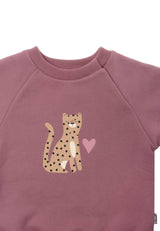 Baby Sweatshirt in Rosé mit Leopard-Print, aus 80% Baumwolle und 20% Polyester, weiche Ribbündchen an Ärmeln, Druckknöpfe am Halsausschnitt.