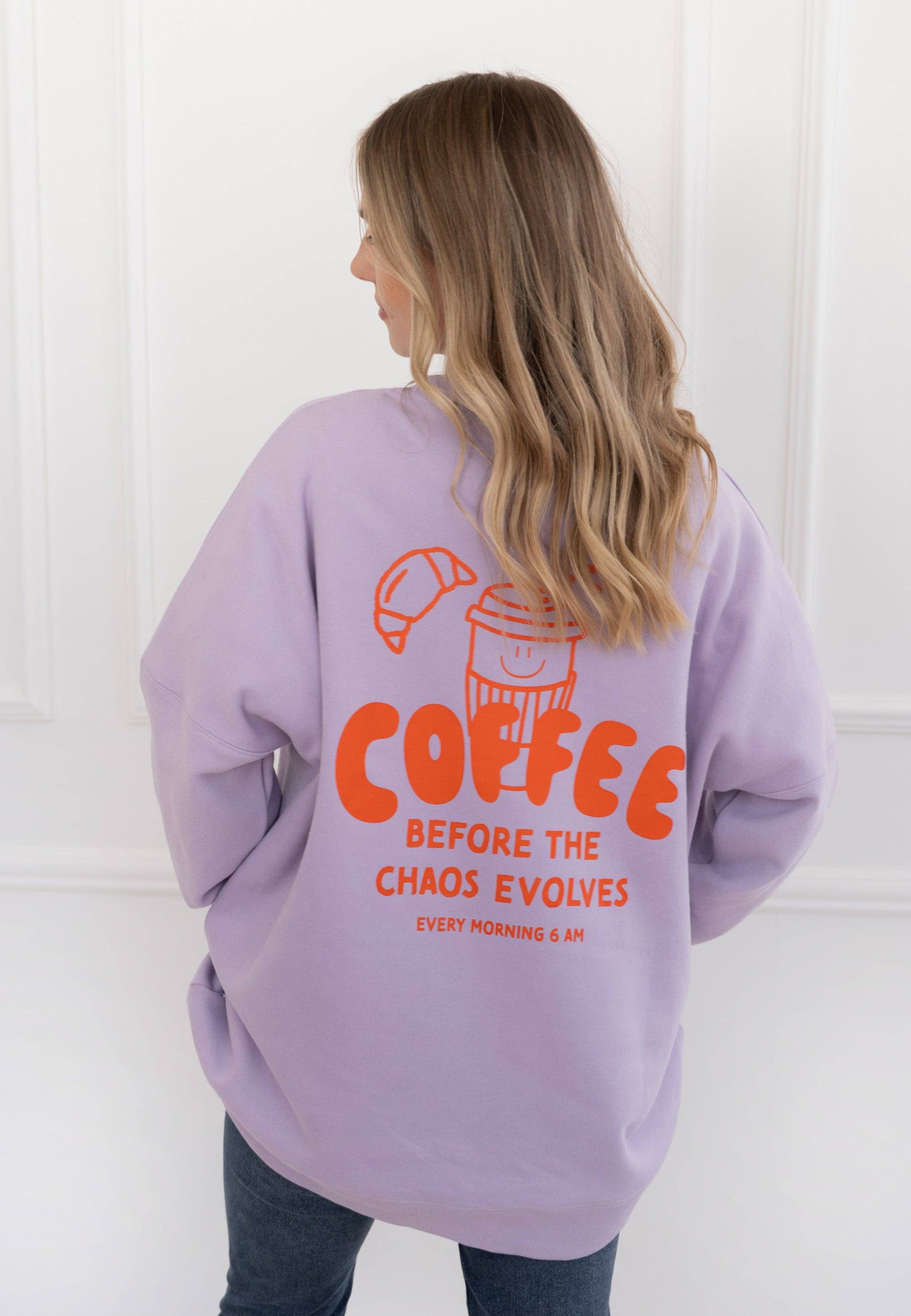 Oversized Sweatshirt in flieder mit Print Coffee before Chaos, Mini & Me Special Edition, orangener Coffee Cup vorne und Statement Print hinten.