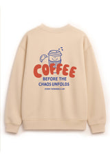 Beiges Oversized Sweatshirt Coffee Mini & Me Edition mit 6am Print vorn und Statement Coffee before the Chaos evolves auf dem Rücken.