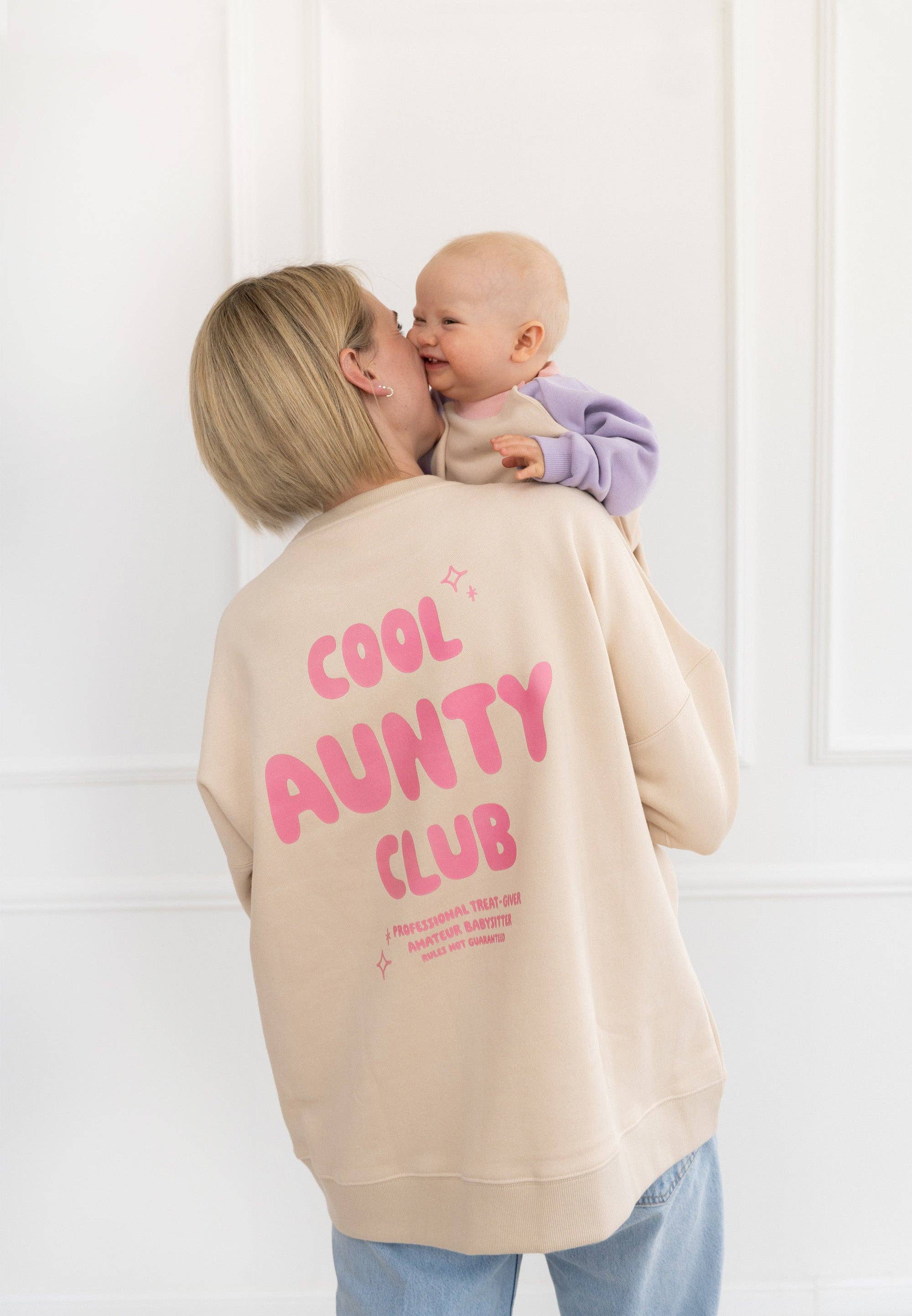 Beiges Oversized Sweatshirt Cool Aunty Club mit pinkem Smiley Print und Rückendruck, Mini & Me Edition.