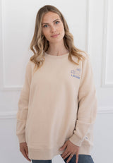 Damen Oversized Sweatshirt Coffee beige aus Baumwollmischung mit Ribbündchen, 6am Print und Rückenstatement.