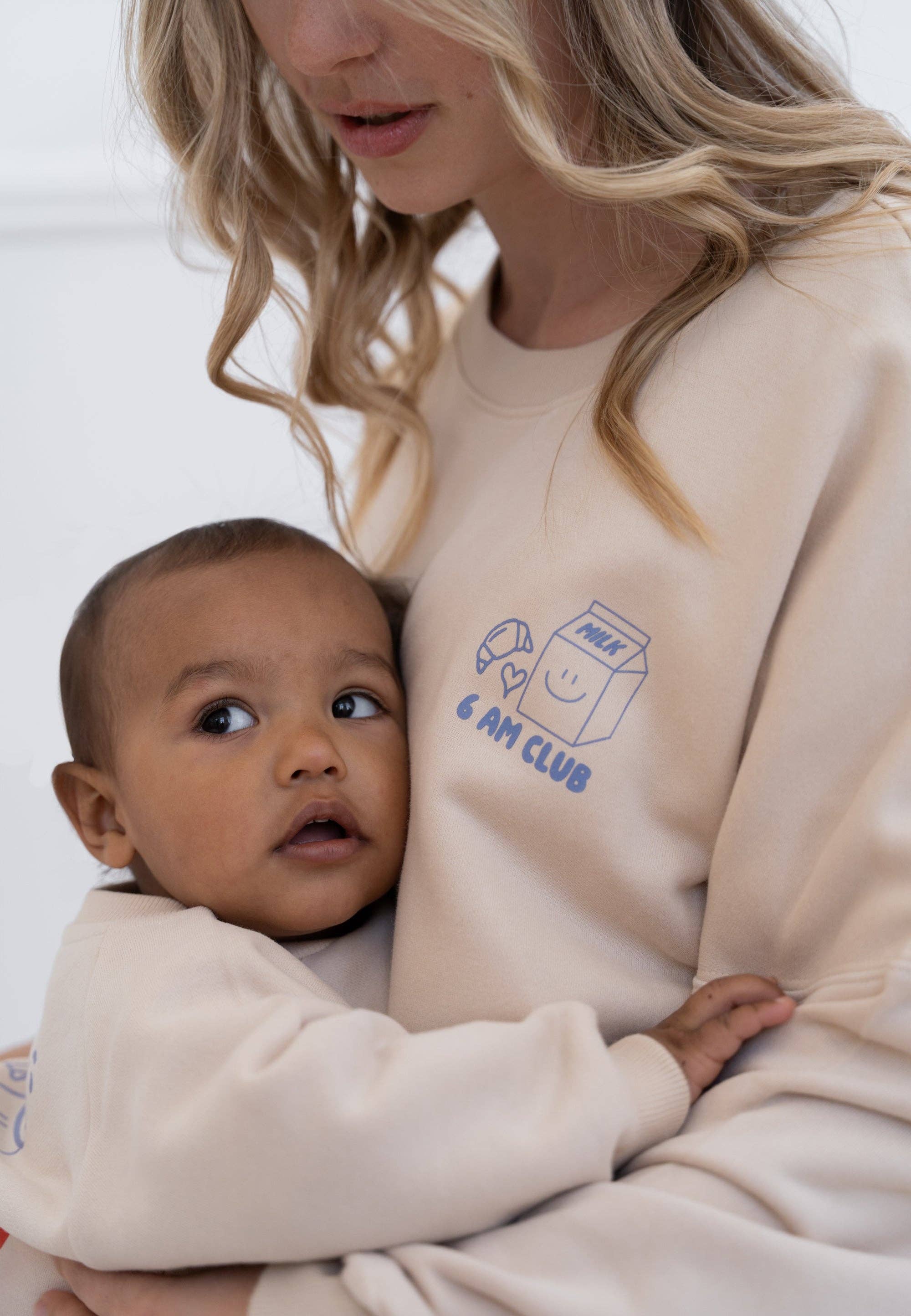 Damen Oversized Sweatshirt Coffee beige aus Baumwollmischung mit Ribbündchen, 6am Print und Rückenstatement.