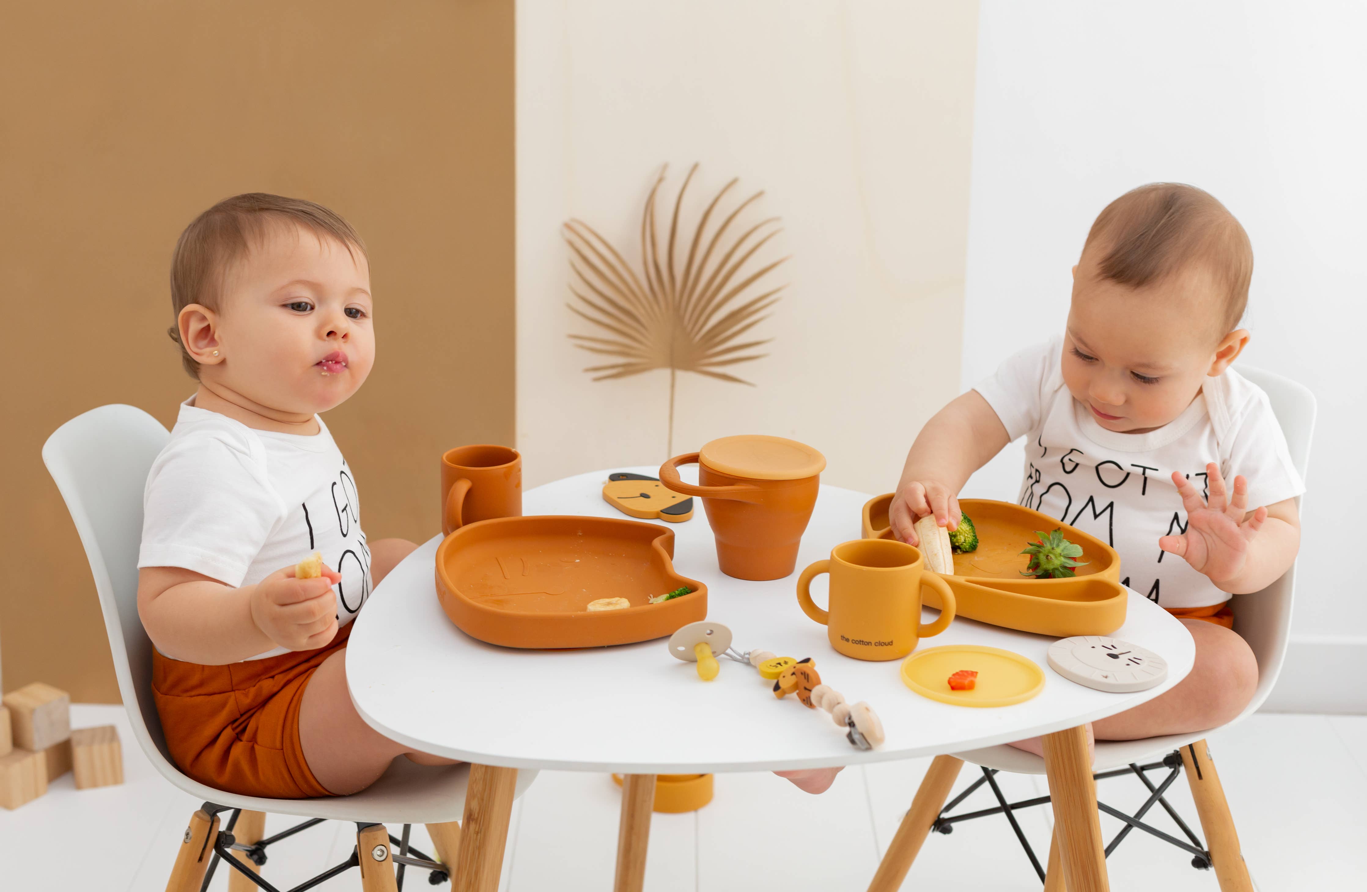 Teller Pippa the Cat in Karamell, rutschfeste Silikonschale mit Saugfuß für Babys und Kleinkinder, BPA-frei, spülmaschinen- und mikrowellenfest.