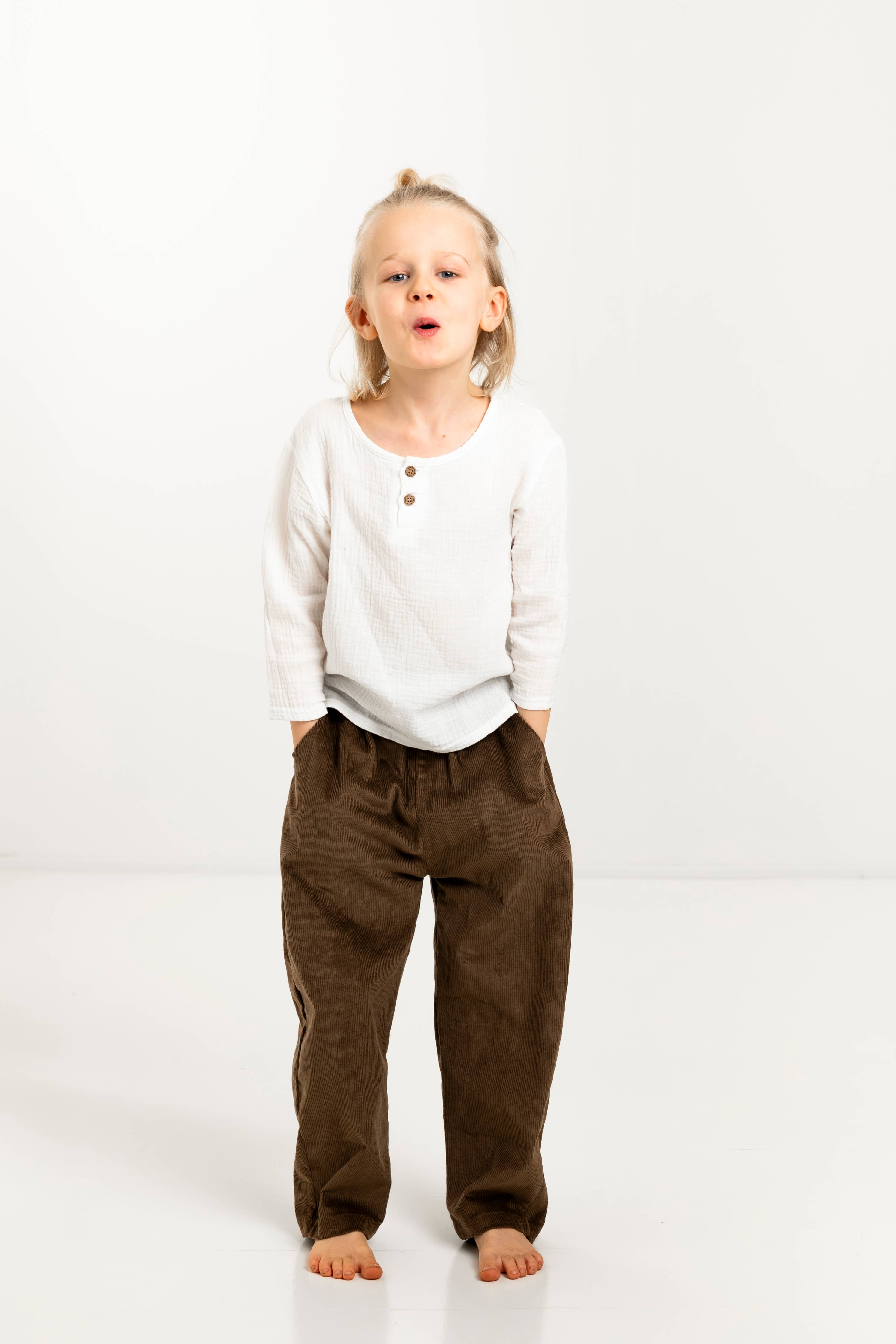 TOBY Kinderhose von Annie & Charles® – komfortable Baumwollhose im zeitlosen Design, ideal für aktive Kids.