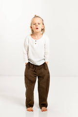 TOBY Kinderhose von Annie & Charles® – komfortable Baumwollhose im zeitlosen Design, ideal für aktive Kids.