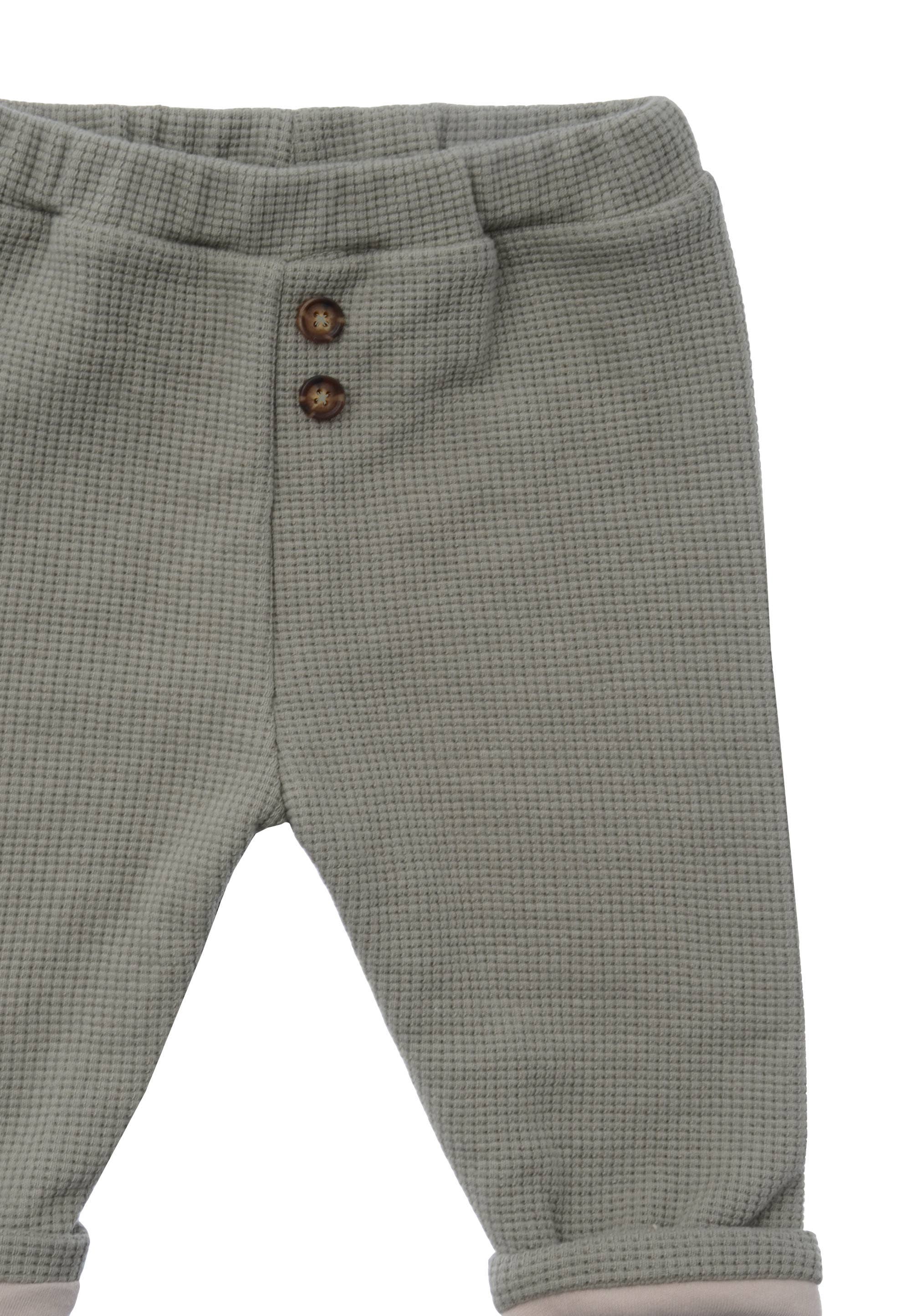 Baby Waffelpiqué-Hose in Oliv, weich gefüttert aus Baumwolle, elastisches Bündchen, aufgesetzte Knöpfe, lässiger Schnitt, bequem und stylisch.