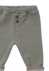 Baby Waffelpiqué-Hose in Oliv, weich gefüttert aus Baumwolle, elastisches Bündchen, aufgesetzte Knöpfe, lässiger Schnitt, bequem und stylisch.