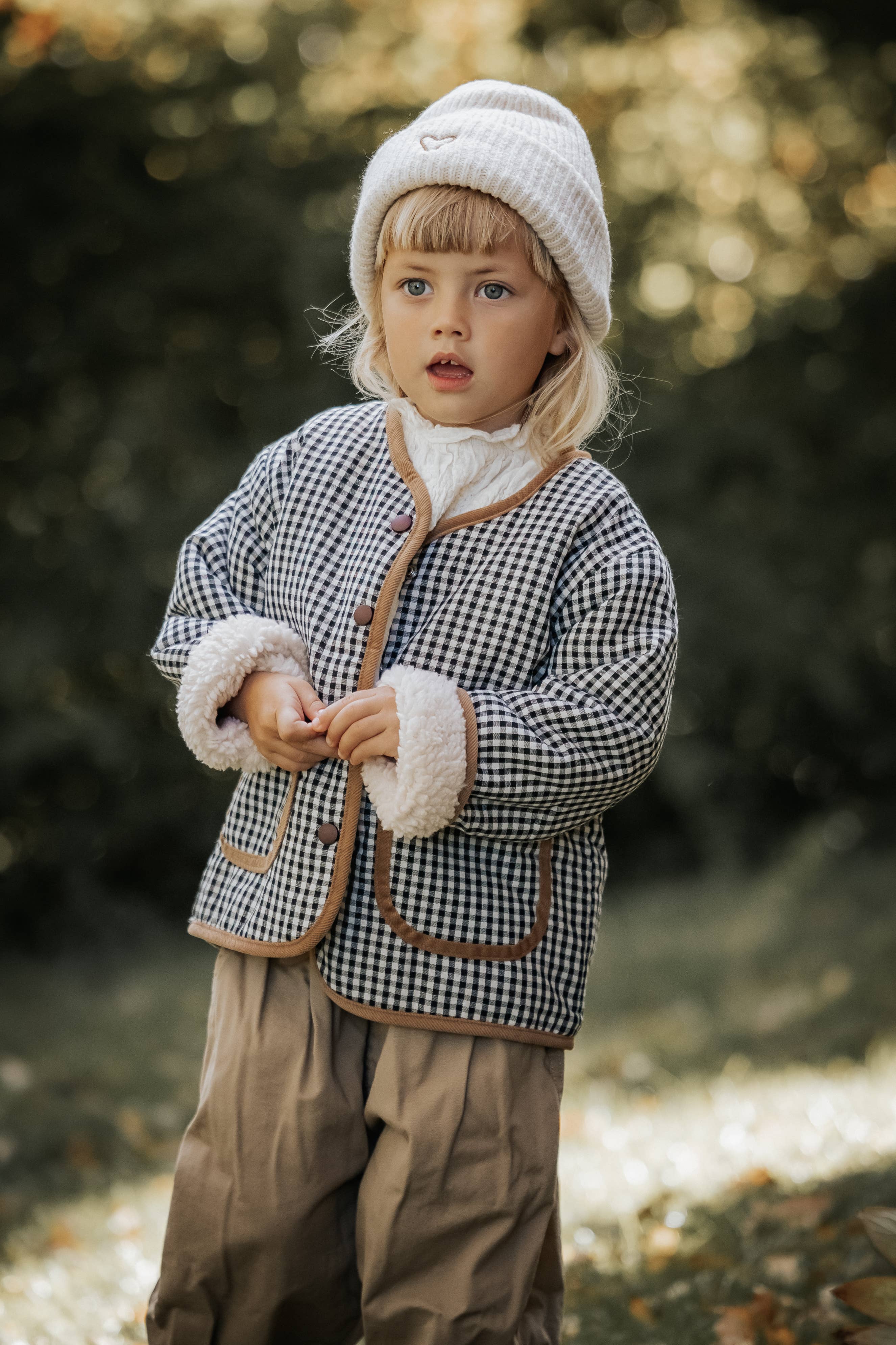 Wendejacke für Kinder aus flauschigem Teddyplüsch und weicher Baumwolle in Creme – warm, gemütlich und hautfreundlich.