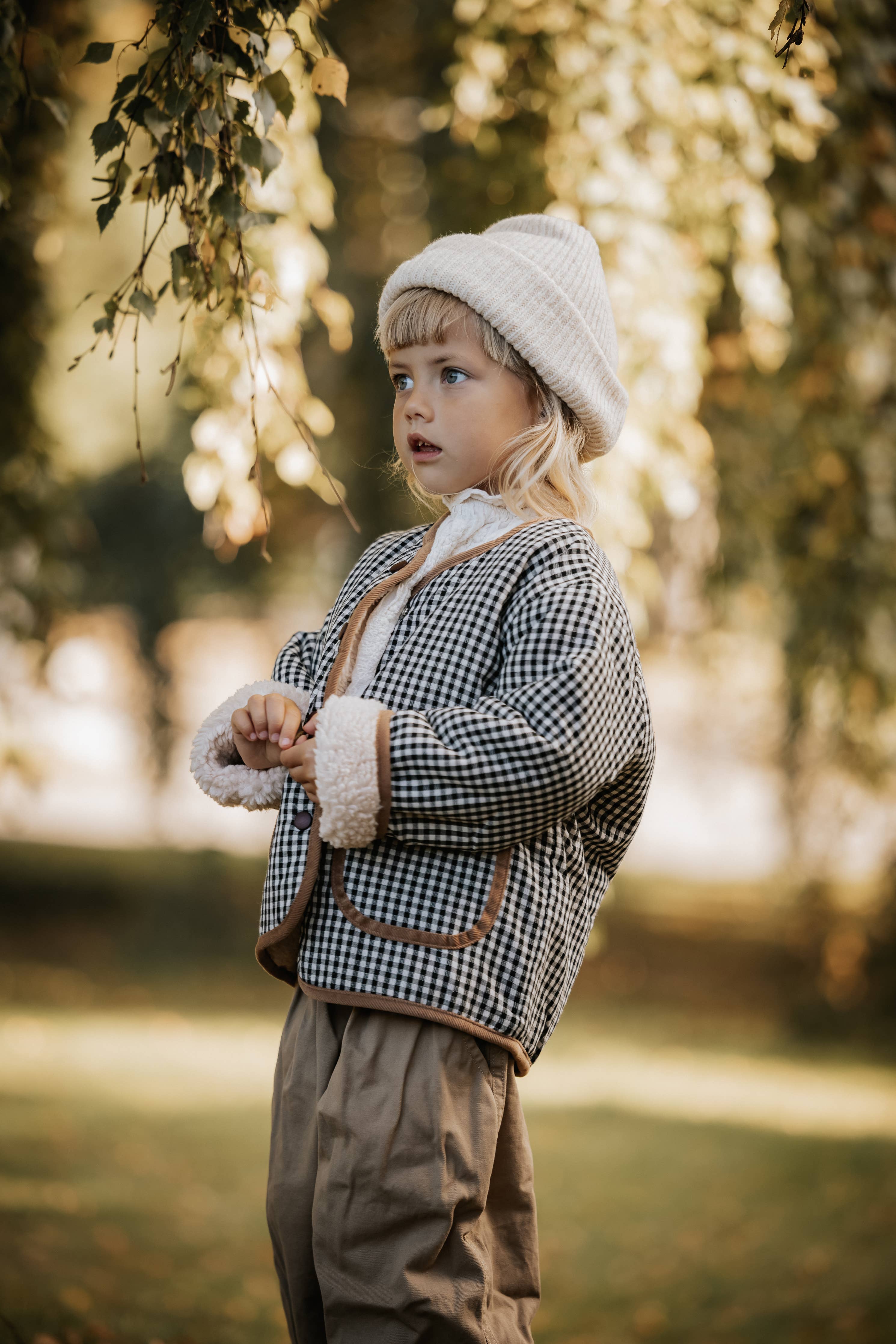 Wendejacke für Kinder aus flauschigem Teddyplüsch und weicher Baumwolle in Creme – warm, gemütlich und hautfreundlich.