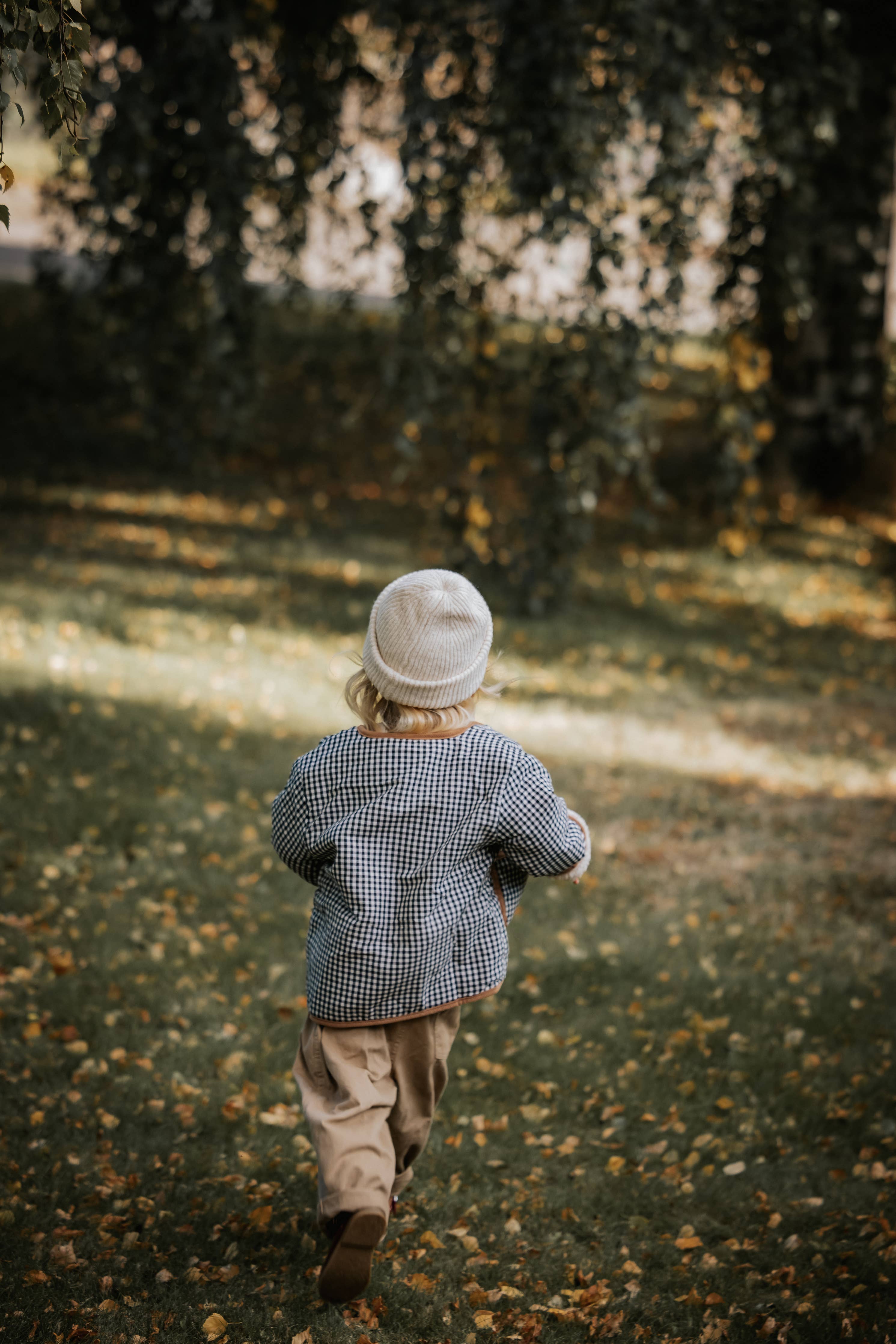 Wendbare Kinderjacke Creme – eine Seite Teddyplüsch, eine Seite Baumwolle, stilvoll und kuschelig für kalte Tage.